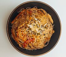 Фунчоза с курицей, овощами, соусом сливочным