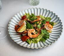 Салат с креветками, авокадо, соусом нам пла