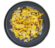 Картофель фри с беконом под сырным соусом