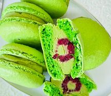 Макарон фисташка-малина
