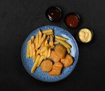 Куриные наггетсы с картошкой фри
