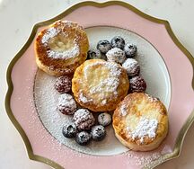 Сырники с сезонными ягодами и сметаной