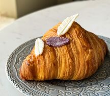 Круассан с ванилью, черникой и смородиной