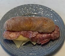 Сэндвич с салями и сыром