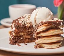 Панкейки с пастой Nutella и орехами