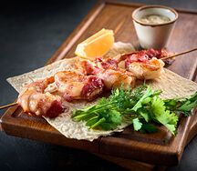 Шашлык из креветок в беконе