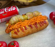 Хот-дог с соленым огурчиком