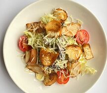 Салат Цезарь с курицей