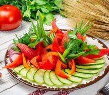 Ассорти из свежих овощей и зелени