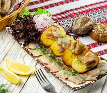 Сельдь домашнего посола с луком и картофелем