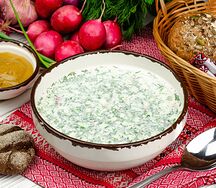 Окрошка с лососем на хлебном квасе