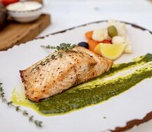 Лосось гриль с соусом песто и цветной капустой