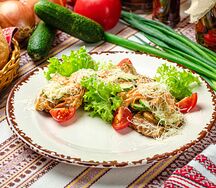 Теплый салат из свинины в сливочном соусе