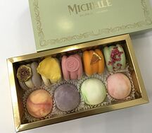 Подарочный набор Michelle Ассорти макарон и моти