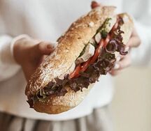 Чиабатта с курицей и соусом песто