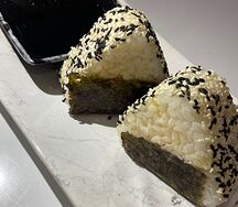 Онигири с крабом