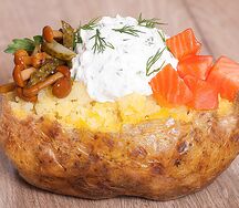 Запеченный картофель с маслом и сыром