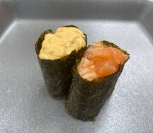 Гункан с лососем
