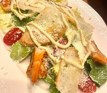 Салат Цезарь с креветками