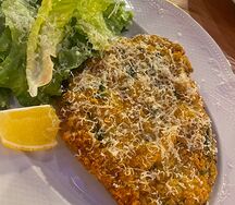 Шницель из цыпленка с салатом романо и пармезаном