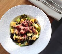 Салат с ростбифом, манго, огурцом и соусом понзу