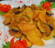 Жареный картофель с баклажанами