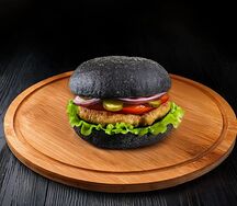Черный Бургер с курицей на углях
