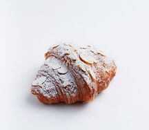 Круассан с миндалем