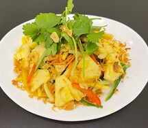 Салат Гой Зыа с ананасом