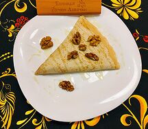 Блин с медом и грецкими орехами