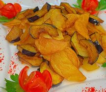 Жареный картофель с баклажанами