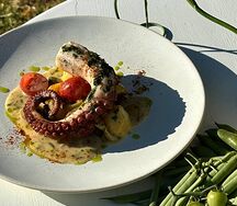 Осьминог по-лигурийски с картофелем, томатами, оливками и каперсами