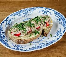 Огромный тост с тунцом, яйцом 5-минуткой и красными томатами