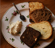 Хлеб из печи с маслом и четверговой солью