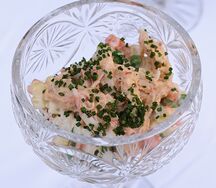 Роскошный Оливье с камчатским крабом и соусом спайси