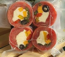 Рулет из тунца с сырной начинкой, маслинами и спаржей для запекания