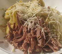 Феттуччине с соусом песто и томлёной говядиной