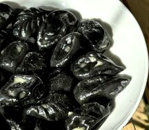 Пельмени с камчатским крабом, палтусом, сыром рикотта и чернилами каракатицы 