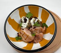 Бедро куриное с мятым картофелем и черной икрой