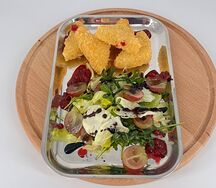 Жареный сыр с брусничным соусом