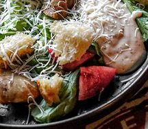 Листья романо с цыпленком и соусом из рижских шпрот