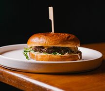 Бургер с карамелизированным луком и беконом