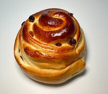 Булочка с изюмом