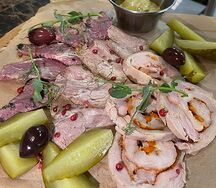 Мясные деликатесы