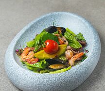 Салат с авокадо и морепродуктами
