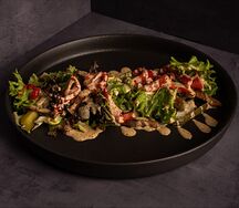 Салат с говяжьим языком и ореховым соусом