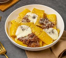 Римская паста с томленой говядиной, черным перцем и муссом из Пармезана