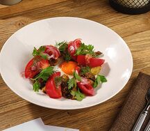 Глазунья с жареной картошкой и томатами