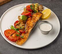 Запеченная форель с овощами