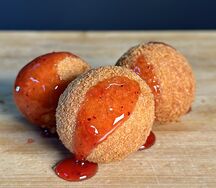 Сырные шарики с брусничным соусом